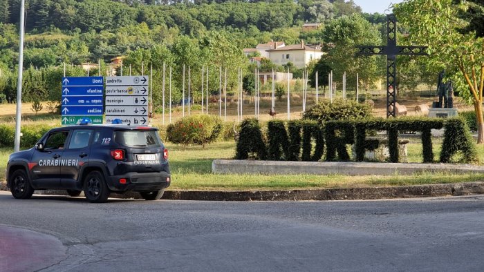 andretta ambulante ruba la catenina d oro ad un anziana cliente denunciato