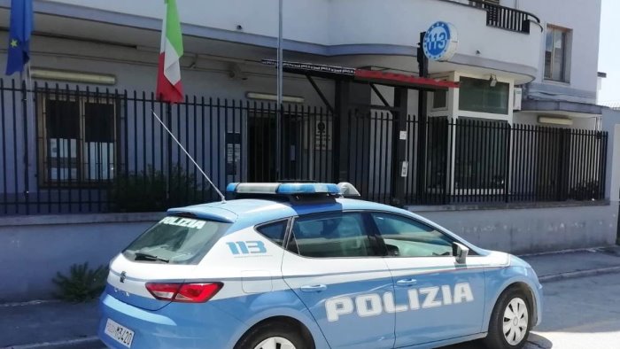 esplosione di colpi d arma da fuoco ad acerra la polizia ferma un uomo