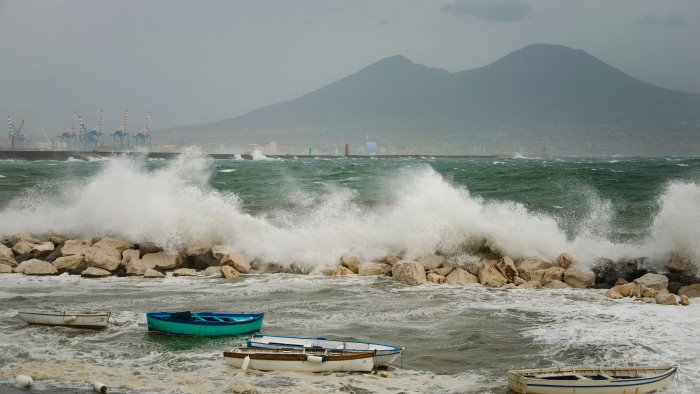 allerta meteo campania da domani lunedi 4 settembre vento forte e mare agitato