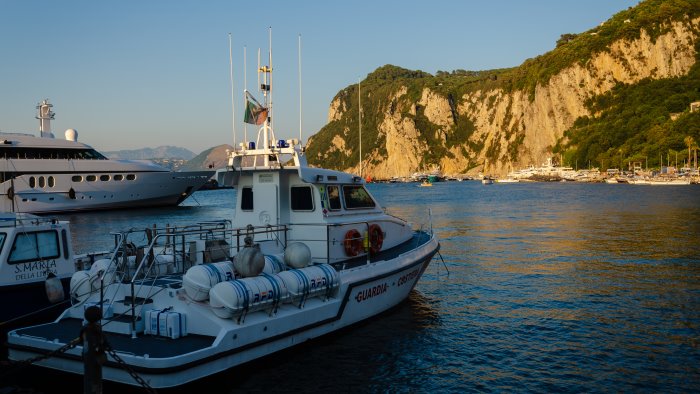 cadavere trovato nelle acque di capri e giallo sull identita domani l autopsia