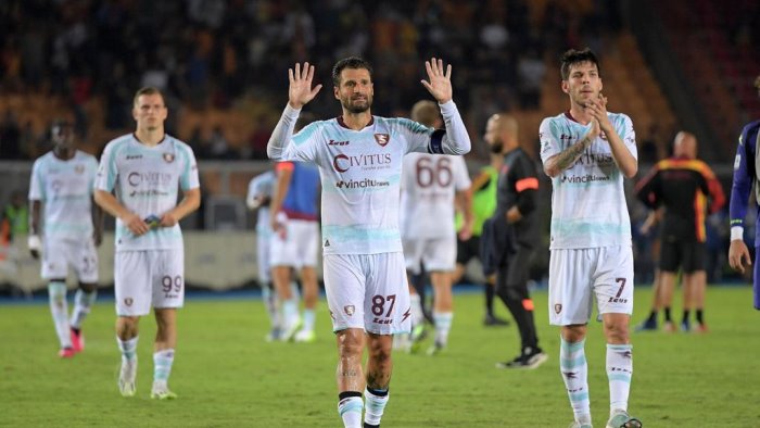 lecce salernitana 2 0 arriva la prima sconfitta dei granata in campionato