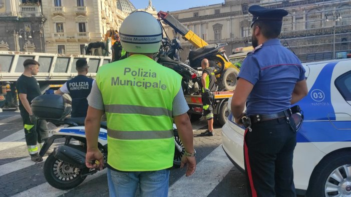 rimossi 32 scooter a napoli erano tutti senza assicurazione