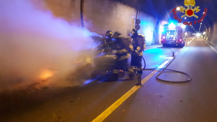 auto in fiamme riapre la galleria di solofra traffico in tilt per ore