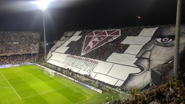 salernitana inter la coreografia a tema pink floyd che fara il giro del mondo