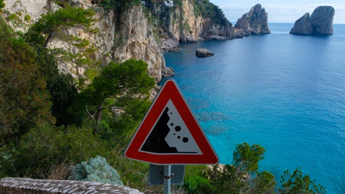 cadavere trovato a capri e un costumista della troupe di sorrentino