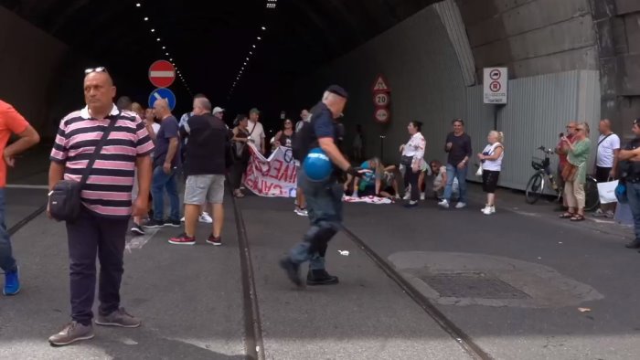 napoli corteo contro stop al reddito bloccata galleria vittoria