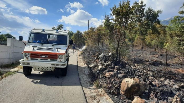 paura a sanza incendio in localita san tommaso in azione la protezione civile