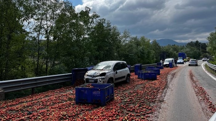 lioni tir perde il carico di pomodori paura sull ofantina