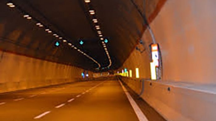 lavori in autostrada ispezione di notte in galleria a monteforte chiude l a16