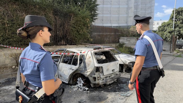 litiga con una donna per questioni condominiali e le da fuoco