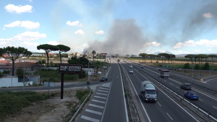 fiamme e vento esplode la stagione dei roghi nel napoletano