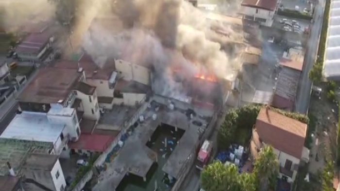 incendio nell agro timore per la nube tossica via alle verifiche dell arpac