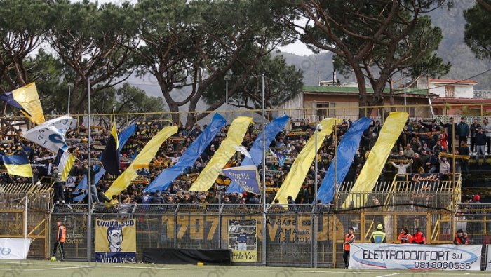 juve stabia avellino curva san marco chiusa abbonati in tribuna varano