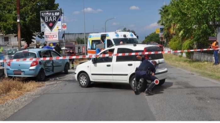 scontro tra tre auto a piano cappelle tre feriti uno in codice rosso