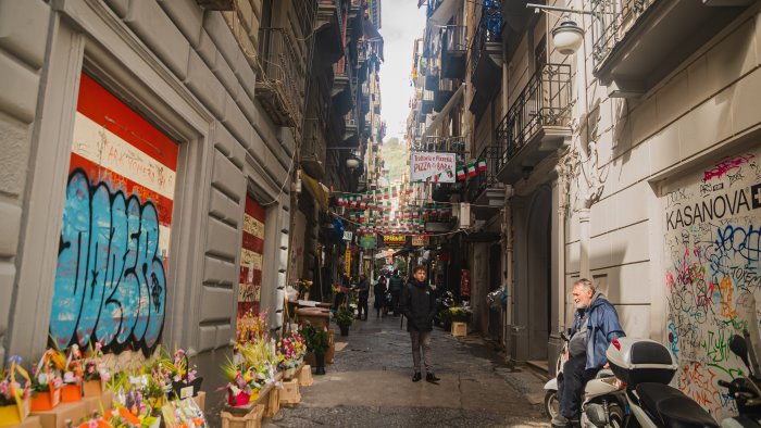 napoli task force contro gli abusivi piu controlli in centro