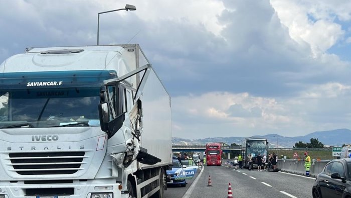 scontro pullman contro tir in autostrada paura a grottaminarda