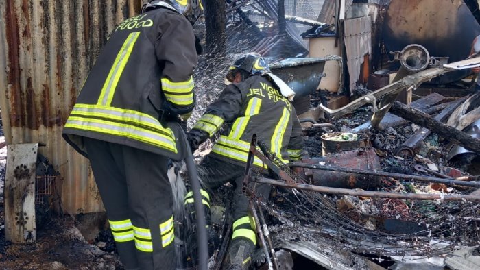 in fiamme un deposito agricolo cane salvato dai vigili del fuoco