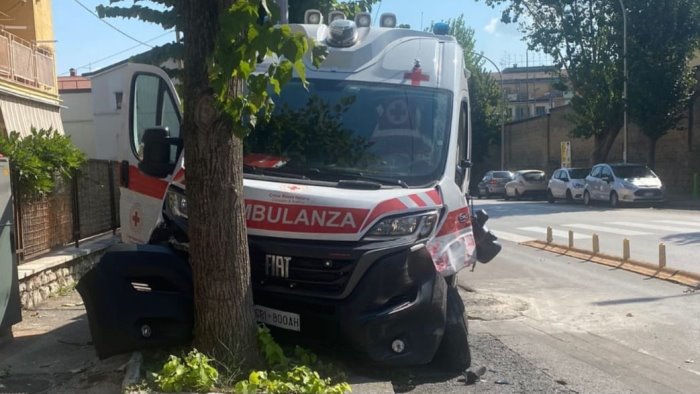 avellino paura in via cavour ambulanza si schianta contro un albero