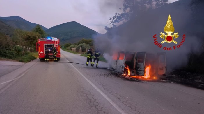 pulmino con sei persone a bordo in fiamme paura a mugnano del cardinale