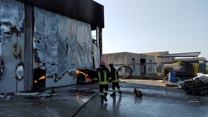 incendio in un azienda a san salvatore telesino danni ingenti