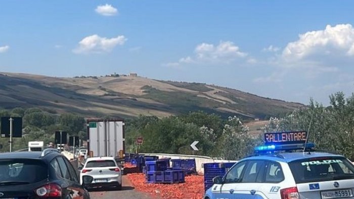 tir carico di pomodori perde cassoni in viaggio tragedia sfiorata in autostrada