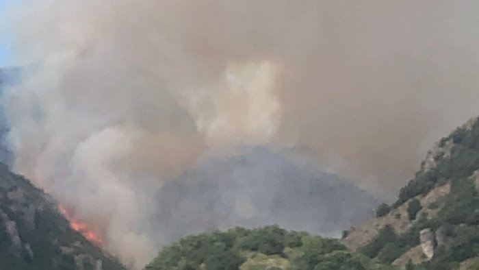 costiera amalfitana senza pace nuovo grave incendio sui monti