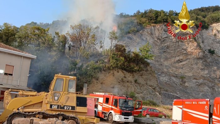 pellezzano incendio nella cava di via dei greci brucia la vegetazione