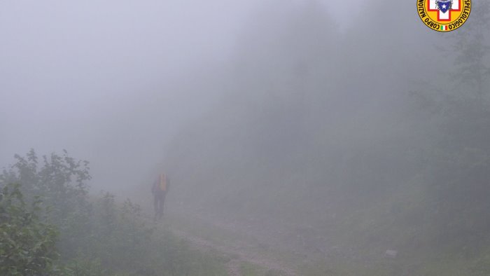 vanno a funghi sorpresi dalla nebbia si perdono salvati dal soccorso alpino