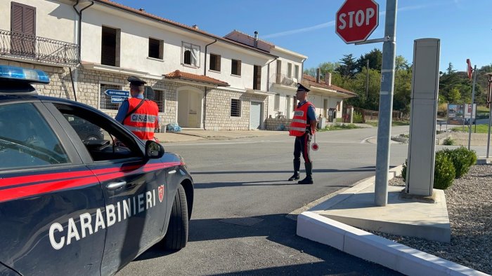 frigento torna a casa ubriaco e poi scappa armato di coltello fermato