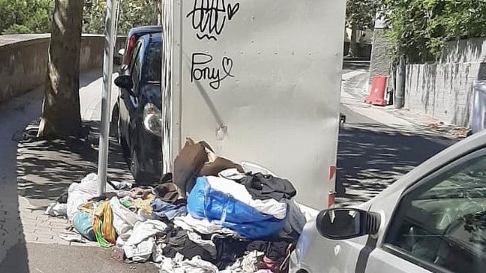 vomero a napoli anche a settembre strade sporche con rifiuti ingombranti