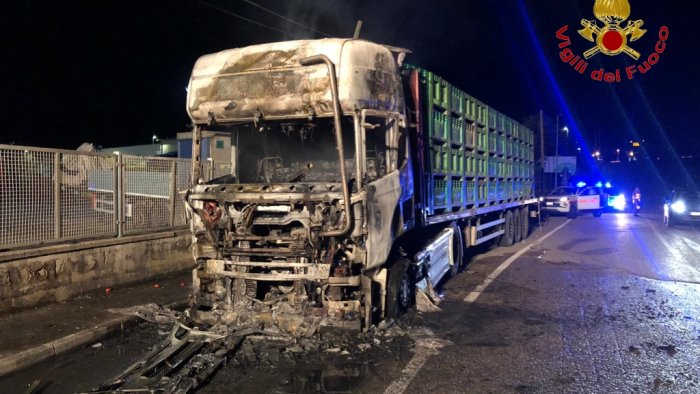 autotreno carico di pomodori in fiamme paura nell area industriale calaggio