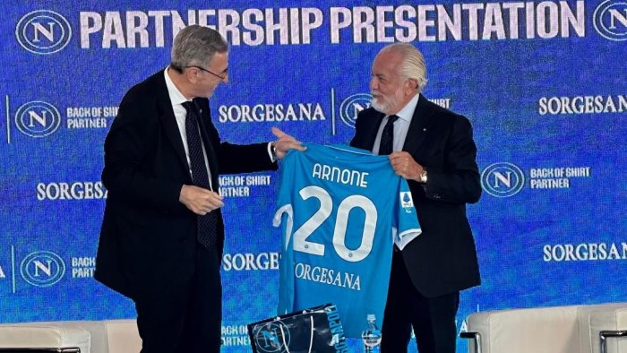 de laurentiis presenta sorgesana nuovo sponsor di maglia poi celebra i 20 anni