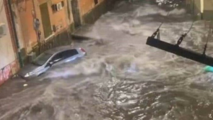 maltempo bomba d acqua a torre del greco paura nella notte