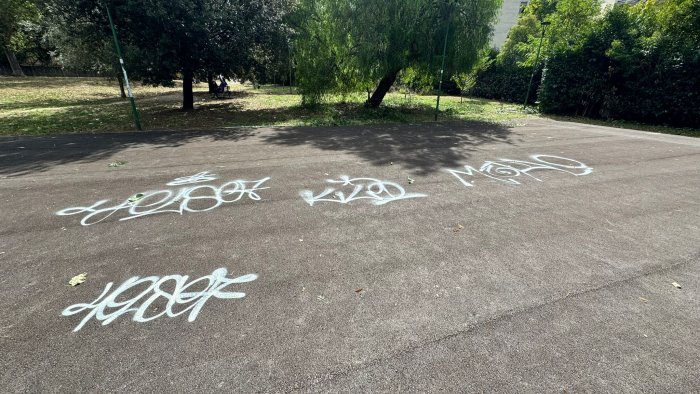 vandali campo basket san gennaro rosa imbecilli