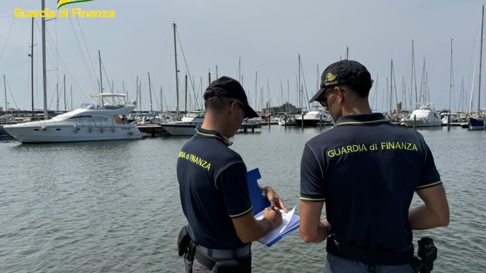 occupazione abusiva e lavoratori in nero blitz a marina di seiano e vico