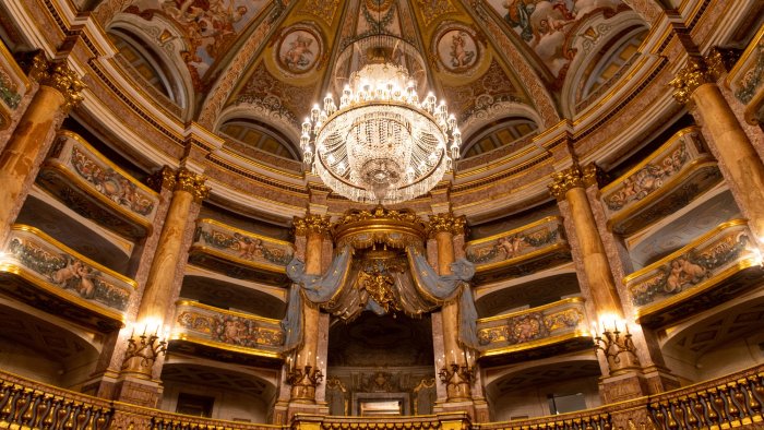 un altro gioiello per chi visita la reggia sempre aperto il teatro di corte