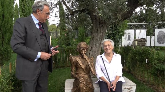 ariano e gia meta si selfie la statua di rita levi montalcini a biogem