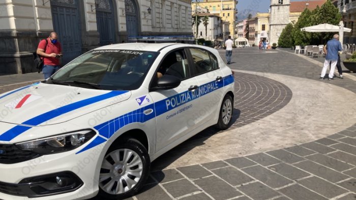 rifiuta di farsi identificare denunciato un automobilista