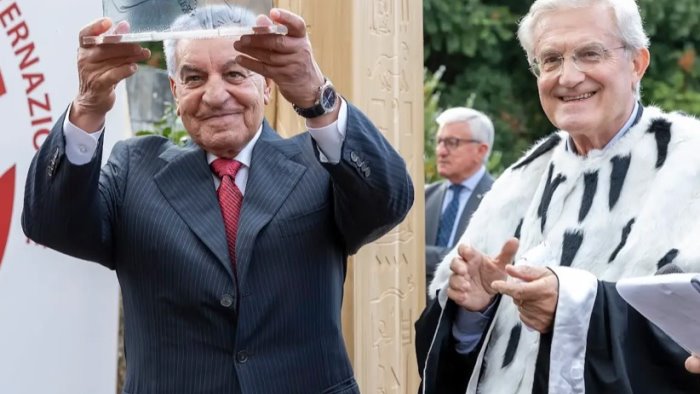 premio traiano a zahi hawass