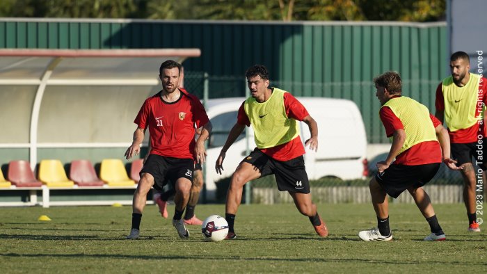 e il tecnico ne convoca 24 per la trasferta di bari