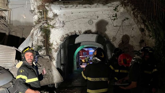 crolla un vecchio edificio a mondragone paura e famiglie sgomberate