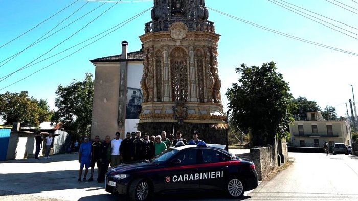 mirabella bagno di folla per la tirata del carro in campo anche i carabinieri