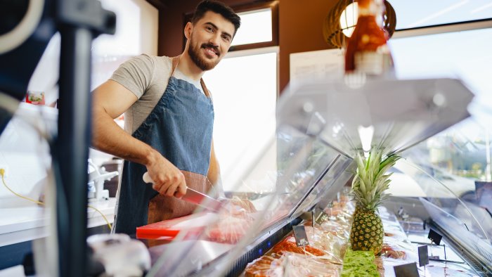 c erano una volta salumiere e botteghe poi tutti si voltarono