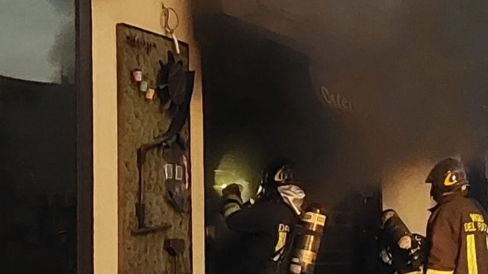 paura a cava de tirreni incendio all alba in una pizzeria