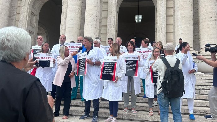 basta aggressioni ai medici la protesta sulle scale del cardarelli