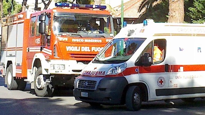 auto fuori strada e contro una quercia due donne e un uomo in ospedale