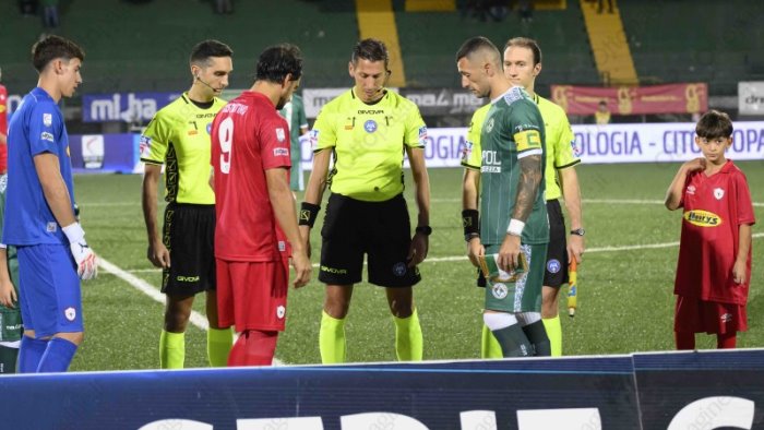 l arbitro di avellino latina una vittoria e una sconfitta per i lupi