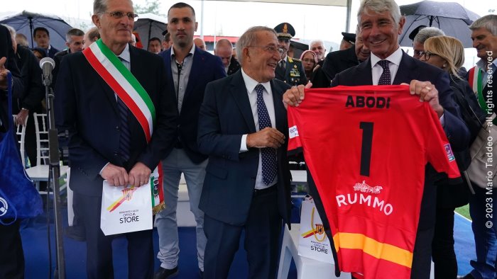 il cadeau al ministro quella maglia numero 1 col nome abodi sulle spalle