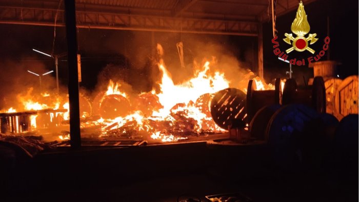 fiamme nella stazione di pontecagnano a fuoco le bobine di legno del deposito