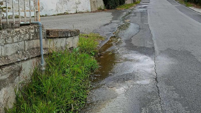 perdite d acqua lungo le strade va sempre peggio ecco santa barbara ad ariano